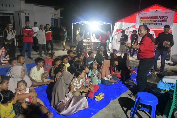 TRAUMA HEALING-- PT Semen Padang memberikan trauma healing bagi puluhan anak yang terdampak bencana di Posko Semen Padang Peduli, di Nagari Salareh Aia Timur, Kecamatan Palembayan, Kabupaten Agam, Rabu (3/12).