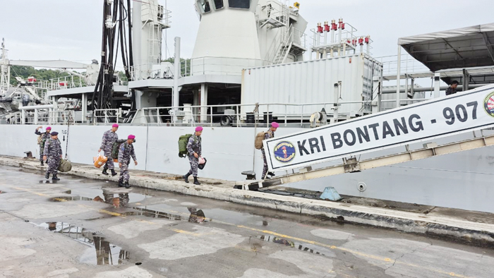 MENUJU SiBOLGA— Prajurit Yonmarhanlan II yang tergabung dalam Satgas Gulben Kodaeral II, diberangkatkan ke Sibolga dalam misi kemanusian membantu korban banjir bandang, Sabtu (27/12) pagi WIB di Dermaga IV Pelabuhan Teluk Bayur Kota Padang.