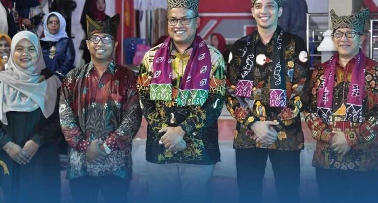 Optimalkan Potensi UMKM Lokal, NCH Nagari Desa Sikalang Diresmikan 1 PERESMIAN NCH— Wali Kota Sawahlunto Riyanda Putra mendampingi Sekretaris Daerah Provinsi Sumatera Barat Ari Yuswandi saat meresmikan Nagari Creative Hub (NCH).