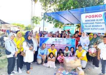FOTO BERSAMA—Direktur Rumah Sakit Umum Daerah (RSUD) Padangpariaman, dr. Syafrinawati, foto nersa,ma degan masyarakat .