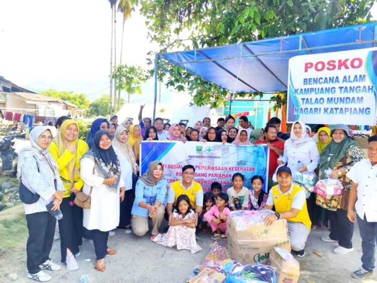 RSUD Berikan Pengobatan Gratis Masyarakat 1 FOTO BERSAMA—Direktur Rumah Sakit Umum Daerah (RSUD) Padangpariaman, dr. Syafrinawati, foto nersa,ma degan masyarakat .