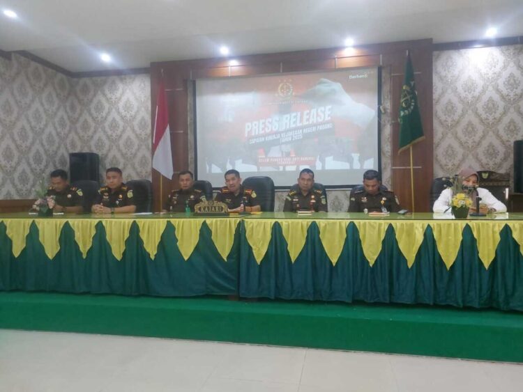 Kajari Padang, Koswara, SH, MH bersama Jajaran Kasi berikan keterangan pers Peringatan Hari Anti Korupsi se-Dunia, Selasa (9/12) di Aula Kejari Padang.