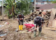 Prajurit Kodaeral II Bersihkan Lumpur di Lumin dan SMAN 12