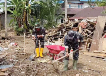 BERSIHKAN LUMPUR— Personel TNI AL melalui Kodaeral II melakukan pembersihan lanjutan pascabanjir di wilayah Lubuk Minturun dan lingkungan SMA Negeri 12 Padang, Rabu (17/12).