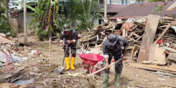 Prajurit Kodaeral II Bersihkan Lumpur di Lumin dan SMAN 12 13 Prajurit Kodaeral II Bersihkan Lumpur di Lumin dan SMAN 12