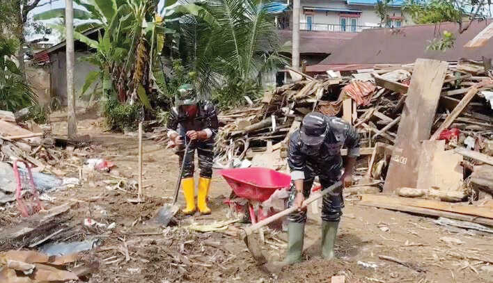 Prajurit Kodaeral II Bersihkan Lumpur di Lumin dan SMAN 12 1 BERSIHKAN LUMPUR— Personel TNI AL melalui Kodaeral II melakukan pembersihan lanjutan pascabanjir di wilayah Lubuk Minturun dan lingkungan SMA Negeri 12 Padang, Rabu (17/12).