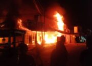 Amukan Api Hanguskan Satu Rumah dan 3 Toko, Kerugian Capai Rp2,5 miliar