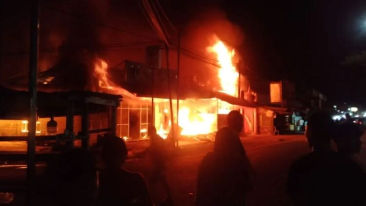 API MENGAMUK— Api mengamuk di kawasan Simpang Pasar Bandar Buat, Kecamatan Lubuk Kilangan, Kota Padang, pada Sabtu (27/12) malam.  Peristiwa tersebut menghanguskan satu unit rumah hunian dan tiga petak toko yang berada di kawasan pertokoan padat di tepi jalan utama.