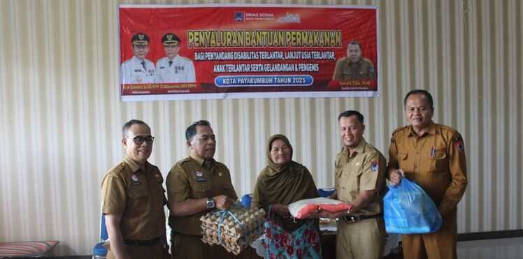 Kios Relokasi Pedagang Korban Kebakaran Rampung, Segera Ditempati 1 SERAHKAN BANTUAN— Staf Ahli Bidang Kemasyarakatan dan SDM bersama Kepala Dinas Sosial Kota Payakumbuh menyerahkan bantuan permakanan kepada penerima manfaat dalam penyaluran Triwulan IV Tahun 2025 di aula kantor Dinsos.