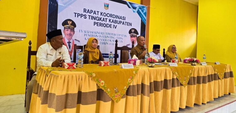 RAKOR TPPS — Staf Ahli Bidang Kemasyarakatan dan SDM Dr. Novirman menghadiri Rapat Koordinasi Tingkat Kabupaten tentang Konvergensi Percepatan Penurunan Stunting Kabupaten Solok Selatan Periode IV Tahun 2025 di Gedung Nasional Sangir.