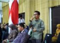 SAMPAIKAN ASPIRASI— Salah satu pelaku UMKM menyampaikan aspirasi saat kunjungan kerja rombongan Komisi VII DPR RI yang dipimpin langsung oleh Dr. Saleh Partaonan Daulay di Padangpariaman.