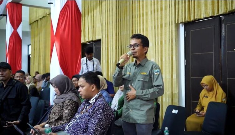 SAMPAIKAN ASPIRASI— Salah satu pelaku UMKM menyampaikan aspirasi saat kunjungan kerja rombongan Komisi VII DPR RI yang dipimpin langsung oleh Dr. Saleh Partaonan Daulay di Padangpariaman.