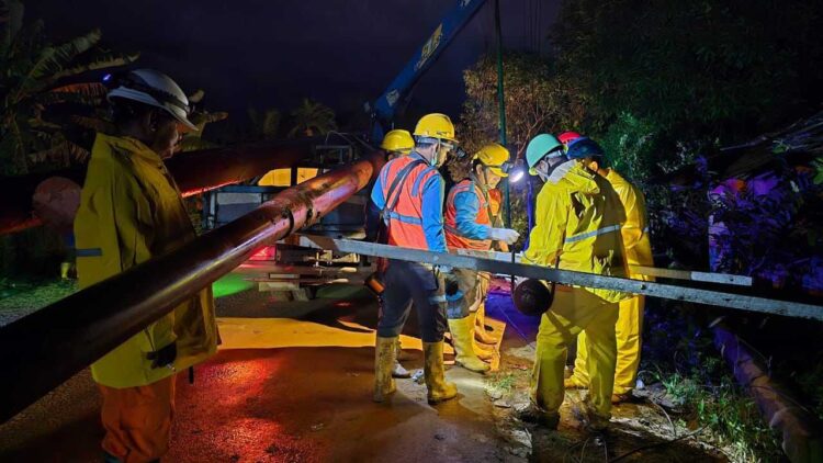 PLN Tuntaskan Pemulihan Kelistrikan Sumut 100 Persen! Sumut Kembali Menyala 1 Petugas PLN berjibaku di lokasi terdampak, bekerja all out menembus medan sulit dan cuaca ekstrem untuk memulihkan pasokan listrik Sibolga, Sumatera Utara.