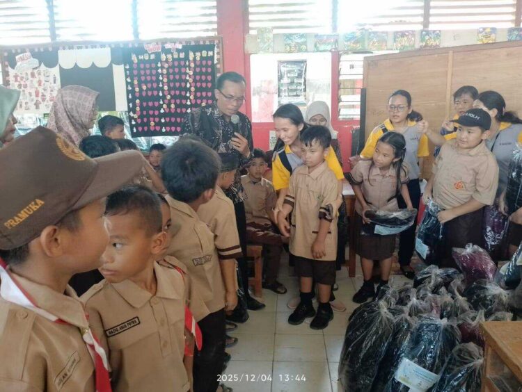 Bangunan Hanyut Tersapu Banjir Bandang, Tidak Ada Tersisa, Puluhan Siswa SDN 49 Batang Kabung Numpang Ujian di Sekolah Tetangga 1 MENUMPANG UJIAN— Seluruh siswa SDN 49 Batang Kabung, Kecamatan Koto Tangah saat menerima bantuan seragam sekolah beberapa waktu lalu. Sejak Senin (8/12), puluhan siswa sekolah ini harus menumpang ujian ASAS di SD IT Buah Hati, yang berlokasi tidak jauh dari gedung sekolah mereka yang sudh hanyut dibawa banjir bandang.