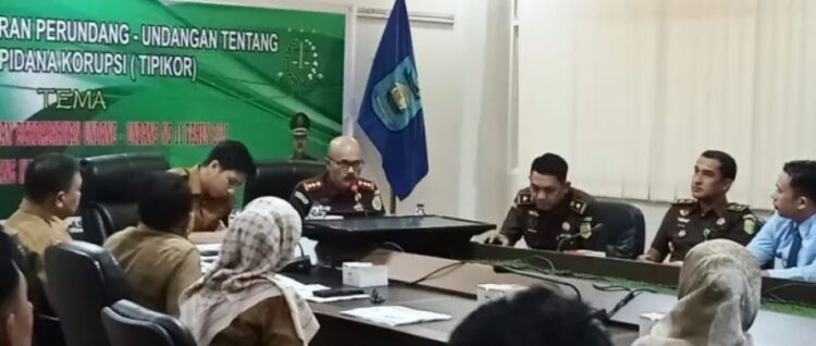 SOSIALISASI— Kajari Sawahlunto, Eddy Samrah Lembong, melakukan sosialisasi penerapan undang-undang tindak pidana korupsi (Tipikor) dan keadilan restoratif di KUHP baru. Sosialisasi penerapan undang-undang itu diberikan kepada kepala desa, lurah, camat, kepala OPD di Pemerintah Kota Sawahlunto yang digelar di Balaikota Lobang Panjang.