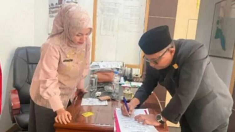 Perkuat Tata Kelola Dana Hibah Partai 1 presentasi—Amelia Andila, inisiator proyek perubahan ‘Ruko Hibah Parpol’ sedang mempresentasikan proyek tersebut kepada Ketua DPC PKB Sawahlunto Ronny Eka Putra.