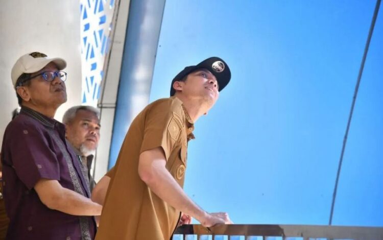 Pemko Sawahlunto Optimalkan Sentra IKM Songket Silungkang 1 KUNJUNGI GEDUNG SENTRA IKM— Wali Kota Riyanda Putra saat meninjau gedung sentra IKM songket Silungkang untuk segera dioperasikan pemanfaatannya.