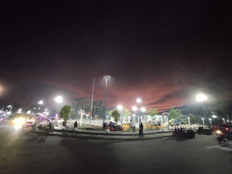 Potret Alun-Alun Kota Pandan, Tapanuli Tengah, yang kembali terang setelah pasokan listrik pulih pascabencana.