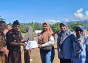 Gandeng Dinas Dukcapil, Kajari Padang Serahkan Administrasi Kependudukan Korban Banjir