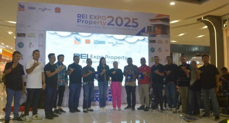 REI EXPO—Jajaran pengurus DPD REI Sumbar bersama Owner Basko City Mall Basrizal Koto usai menutup REI Expo Property 2025.