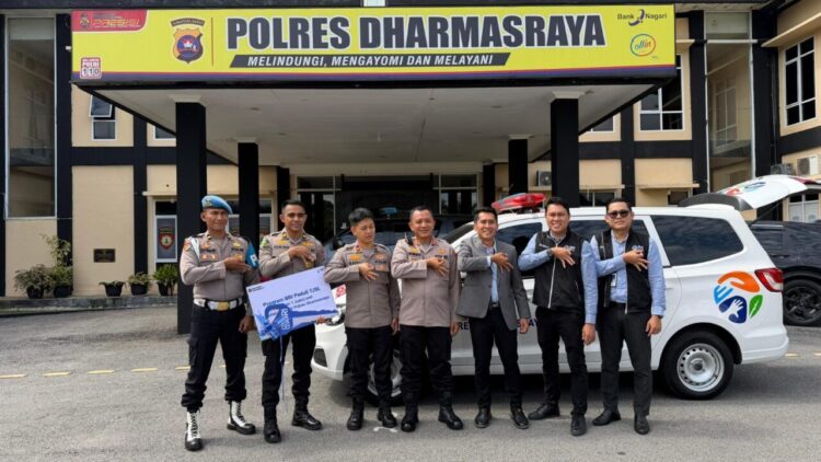 BRI BO Dharmasraya menyerahkan bantuan CSR satu unit ambulance kepada Polres Dharmasraya, Senin (1/12).