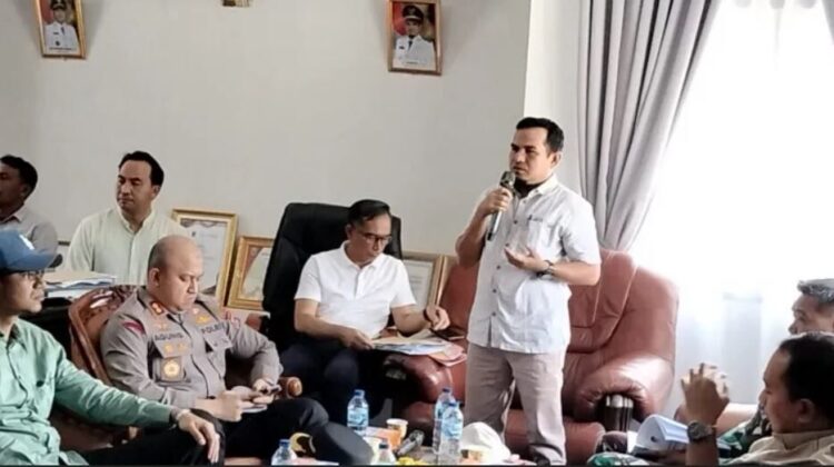 Pemkab Solok Laporkan 9 Kecamatan Terdampak Bencana Alam 1 PAPARKAN—Wakil Bupati Solok Candra memaparkan dampak banjir dan tanah longsor yang terjadi di daerah Kabupaten Solok