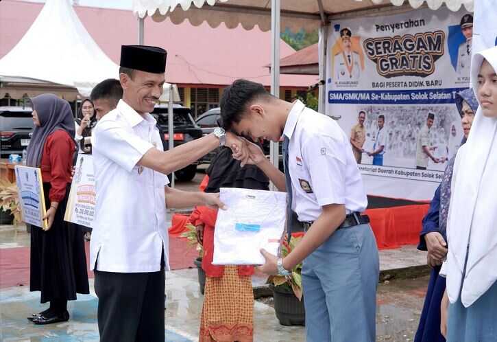 Ratusan Siswa SMAN 6 Solsel Bahagia Terima Seragam dan Beasiswa 1 SERAHKAN SERAGAM— Wakil Bupati Solok Selatan H. Yulian Efi menyerahkan bantuan seragam sekolah kepada siswa dan siswi SMAN 6 Solsel.