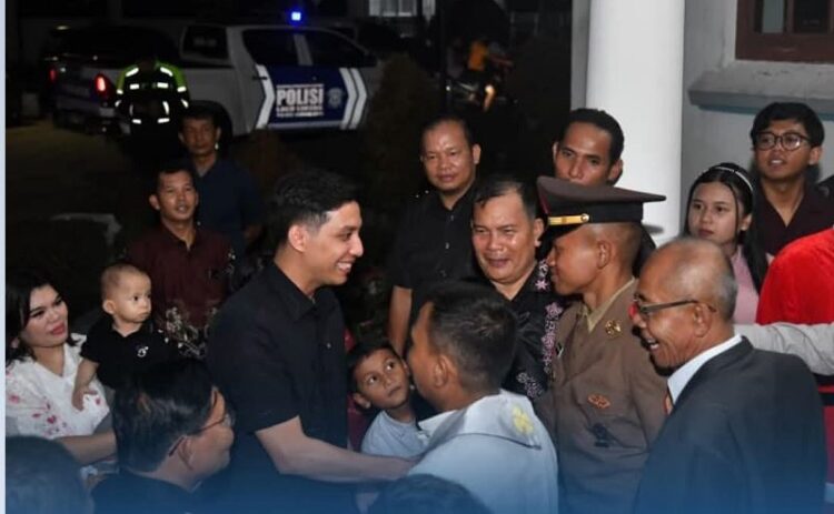 Libur Nataru 2025 di Sawahlunto Aman dan Nyaman 1 DIALOG—Wali Kota Sawahlunto Riyanda Putra bersama jajaran Forkopimda saat dialog dengan warga di pos pengamanan dan pelayanan Operasi Lilin Natal dan Tahun Baru (Nataru).