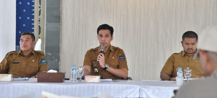 Wako Riyanda: Pemko Siapkan Langkah Antisipatif Nataru 2025 1 PERSIAPAN NATARU 2025—Wali Kota Sawahlunto Riyanda Putra bersama Wakil Wali Kota Jeffry Hibatullah dan Sekretaris Daerah Rovanly Abdams menyampaikan keterangan pers kepada wartawan mitra Pemko Sawahlunto dalam jumpa pers terkait kesiapan pemerintah daerah menghadapi libur Natal dan Tahun Baru (Nataru) 2025.