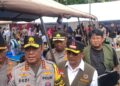 KUNJUNGAN—Wakapolri Komjen Pol. Prof. Dr. Dedi Prasetyo, mengunjungi lokasi dan korban bencana banjir bandang. Wakapolri juga menyalurkan bantuan dan mengecek lokasi pembangunan huntara di  Korong Asam Pulau.