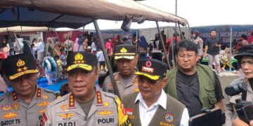 Wakapolri Bersama Bupati Kunjungi Padangpariaman, Salurkan Bantuan dan Cek Huntara 8 KUNJUNGAN—Wakapolri Komjen Pol. Prof. Dr. Dedi Prasetyo, mengunjungi lokasi dan korban bencana banjir bandang. Wakapolri juga menyalurkan bantuan dan mengecek lokasi pembangunan huntara di Korong Asam Pulau.