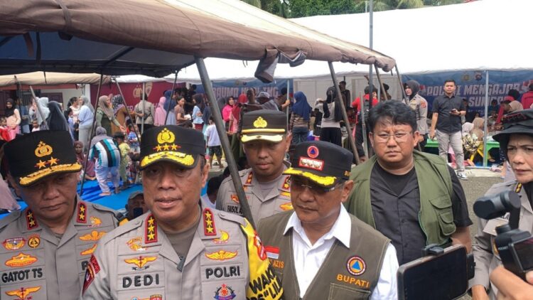 KUNJUNGAN—Wakapolri Komjen Pol. Prof. Dr. Dedi Prasetyo, mengunjungi lokasi dan korban bencana banjir bandang. Wakapolri juga menyalurkan bantuan dan mengecek lokasi pembangunan huntara di  Korong Asam Pulau.