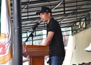 LIGA ASKOT— Wali Kota Sawahlunto Riyanda Putra memberikan sambutan saat membuka Turnamen Sepak Bola Liga Askot PSSI Sawahlunto Tahun 2025 untuk kategori usia 40 tahun ke atas, di Lapangan Ombilin, Kota Sawahlunto, Minggu (14/12).