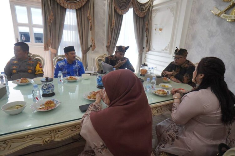 PIMPIN—Wali Kota Padang Panjang, Hendri Arnis pimpin  Rapat Koordinasi (Rakor) Pusat dan Daerah terkait antisipasi momentum Natal 2025 dan Tahun Baru 2026 (Nataru), secara virtual dari Rumah Dinas Wali Kota, kemarin.