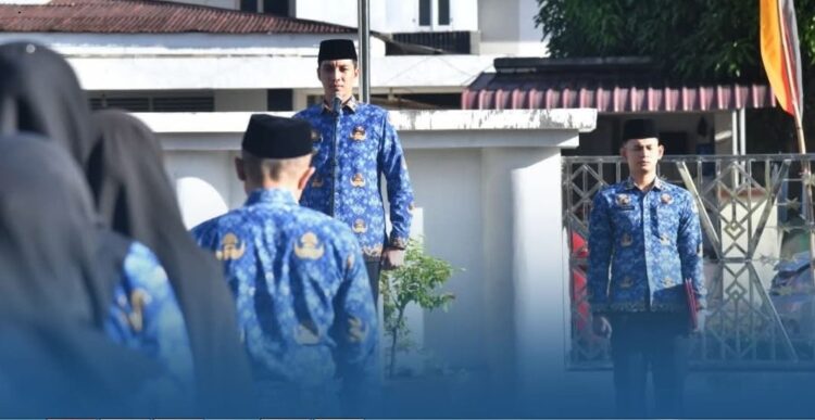 IRUP HBN— Wali Kota Sawahlunto Riyanda Putra menjadi Inspektur Upacara dalam Peringatan Hari Bela Negara (HBN) ke-77 Tahun 2025, yang dilaksanakan di Lapangan Balai Kota Sawahlunto, Jumat (19/12).