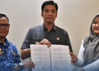 KERJA SAMA— Wali Kota Sawahlunto Riyanda Putra menyaksikan penandatanganan kerja sama  atau (MoU) antara Pemerintah Kota Sawahlunto dan jajaran Forkopimda untuk mengoptimalkan program pemberdayaan perempuan dan perlindungan anak, Rabu (17/12).