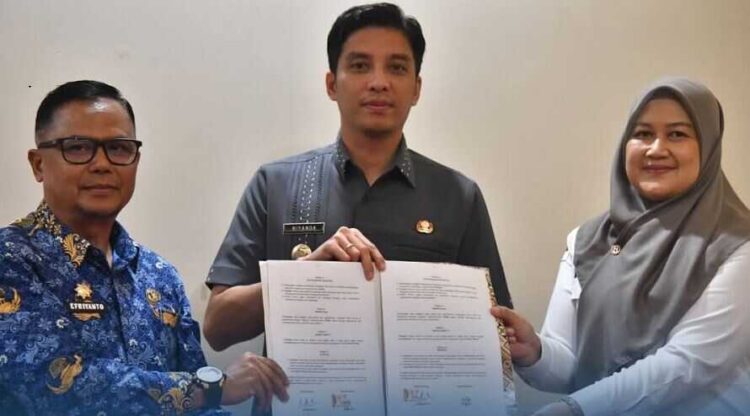 Optimalkan Program Pemberdayaan Perempuan dan Perlindungan Anak 1 KERJA SAMA— Wali Kota Sawahlunto Riyanda Putra menyaksikan penandatanganan kerja sama atau (MoU) antara Pemerintah Kota Sawahlunto dan jajaran Forkopimda untuk mengoptimalkan program pemberdayaan perempuan dan perlindungan anak, Rabu (17/12).