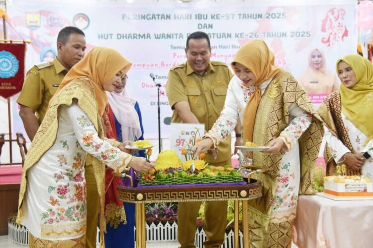 PERINGATAN HUT— Wali Kota Pariaman Yota Balad saat menghadiri Hari Ibu ke-97 dan Hari Ulang Tahun  Dharma Wanita Persatuan (DWP) ke 26 tingkat Kota Pariaman tahun 2025.