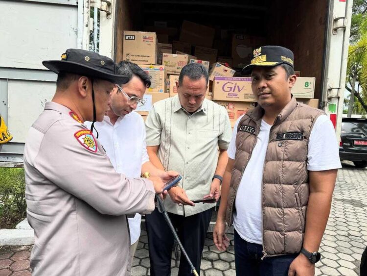 Bertemu Utusan UKP, Wako Pariaman Serahkan Bantuan Korban Bencana Alam 1 TERIMA BANTUAN— Wali Kota Pariaman Yota Balad dan Wagub Sumbar Vasco Ruseimy saat menerima bantuan dari Utusan Khusus Presiden Raffi Ahmad.