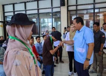 ARAHAN—Wali Kota Pariaman Yota Balad usaiberikan arahan salami peserta satu persatu.