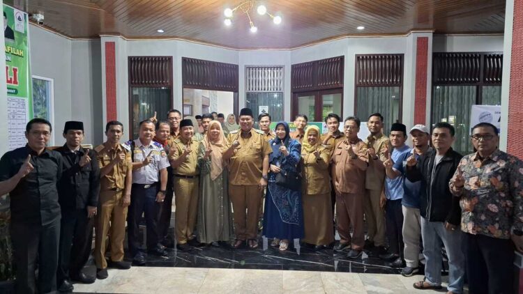 KUNJUNGI PEMONDOKAN— Wali Kota Pariaman Yota Balad didampingi Ketua TP-PKK Kota Pariaman, Ny. Yosneli Balad mengunjungi pemondokan kafilah MTQ Kota Pariaman di Kota Bukittinggi.