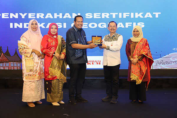 Kapalo Paniti, Wali Kota Yota Balad Terima Sertifikat IG 1 TERIMA SERTIFIKAT— Kepala Kantor Wilayah Kementerian Hukum Sumatera Barat, Alpius Sarumaha menyerahkan sertifikat IG kepada Wali Kota Pariaman, Yota Balad.