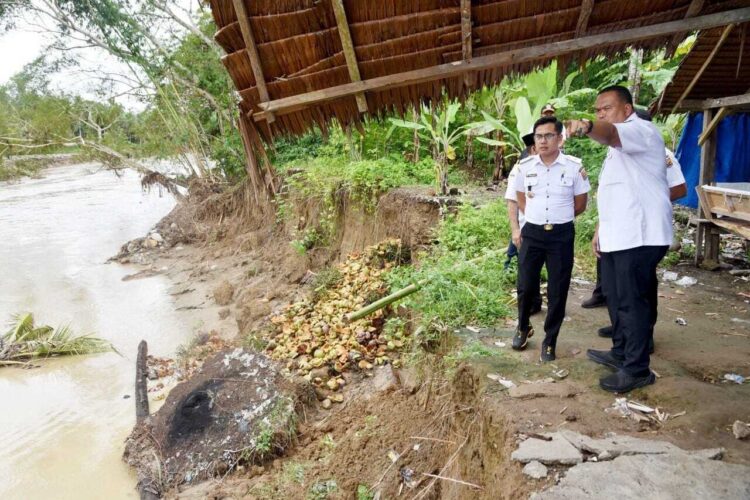 Abrasi Sungai, 3 Rumah Rusak di Desa Marunggi 1 RUSAK AKIBAT ABRASI— Wali Kota Pariaman Yota Balad dan Wakil Wali Kota Pariaman Mulyadi, saat meninjau rumah warga yang rusak berat akibat abrasi sungai di Desa Marunggi.