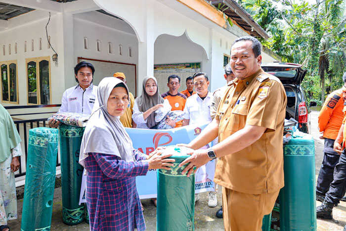 Yota Balad bersama TIDAR Peduli Salurkan Bantuan Perlengkapan Ibadah 1 SALURKAN— Wako Pariaman Yota Balad bersama TIDAR Peduli, menyerahkan bantuan perlengkapan ibadah Mushala Nurul Iman di Dusun Rimbo Sitapuang, Desa Rambai Kecamatan Pariaman Selatan, Kota Pariaman yang terdampak bencana banjir.