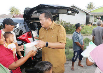 Walikota Yota Balad Serahkan Bantuan Korban Bencana Alam
