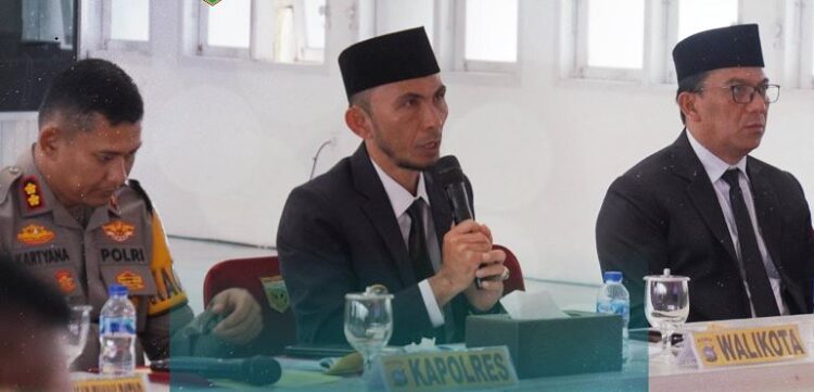 SAMBUTAN—Wawako Allex berikan sambutan pada  Rapat Koordinasi (Rakor) Lintas Sektoral guna pengamanan Natal 2025 dan Tahun Baru 2026 (Nataru) melalui Operasi Lilin Singgalang 2025, di Hall Lantai III Balai Kota, Jumat (19/12).