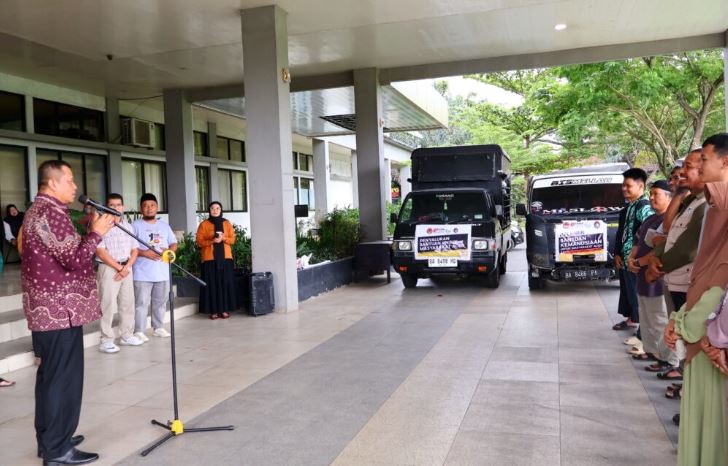 SAMBUTAN—Wakil Wali Kota Payakumbuh memberi sambutan saat melepas tim relawan dan pengiriman bantuan kemanusiaan berupa rendang dan logistik lain untuk masyarakat Aceh Tamiang, Jumat (26/12) di halaman Kantor Wali Kota Payakumbuh.
