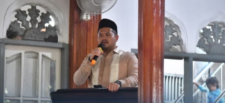 HADIRI TRADISI BARALEK SURAU— Wakil Wali Kota Sawahlunto Jeffry Hibatullah memberikan sambutan saat menghadiri dan mengapresiasi pelaksanaan tradisi baralek surau di Surau Istiqomah Desa Talawi Hilie.