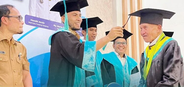 64 Lansia PPT Ikuti Wisuda Sekolah Lansia 2025 1 WISUDA LANSIA— Wakil Wali Kota Allex Saputra melakukan proses pemindahan toga saat Wisuda Sekolah Lansia Tahun 2025 bagi 64 peserta dari Kecamatan Padang Panjang Timur (PPT) di Aula Kantor Camat, Senin (29/12).