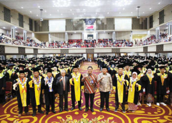 WISUDA— Rektor UNP, Krismadinata Ph.D, Direktur Consumer BTN Hirwandi Gafar, Ketua MWA dan Sivitas Akademika UNP bersama Wisudawan/wati, saat Wisuda ke 141 UNP Periode Desember 2025, Sabtu (13/12) di Auditorium UNP.